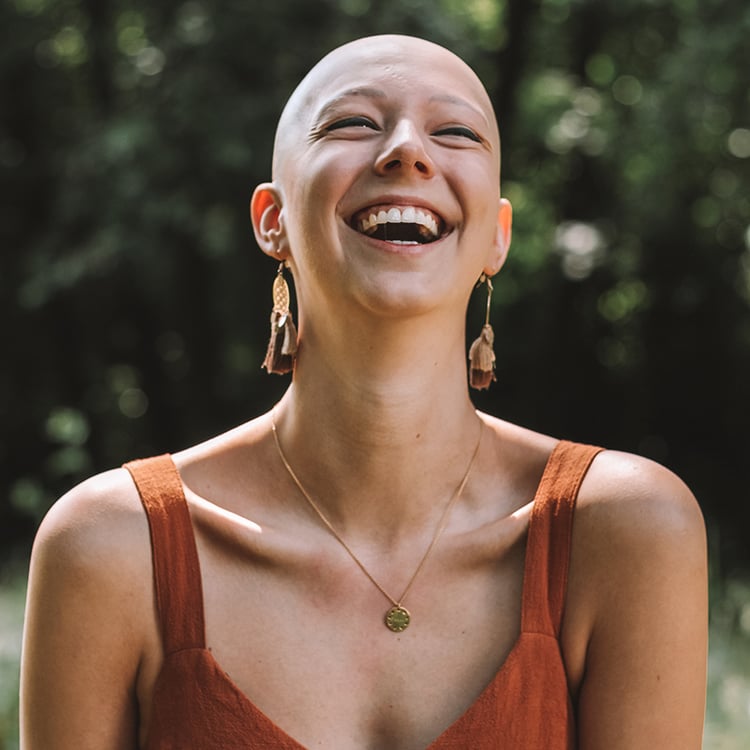 Strieborný pozlátený prívesok z kolekcie #ZaNormalniHolky s gravírom 45887