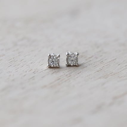 Náušnice s výberom karátovej váhy lab-grown diamantov Bally