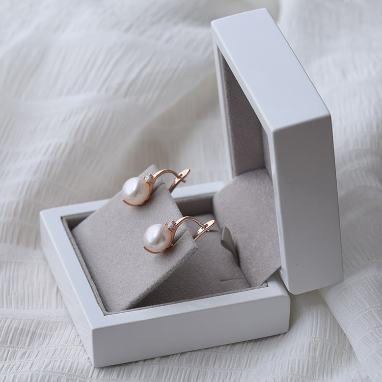 Visiace náušnice s perlou a zirkónom 65328