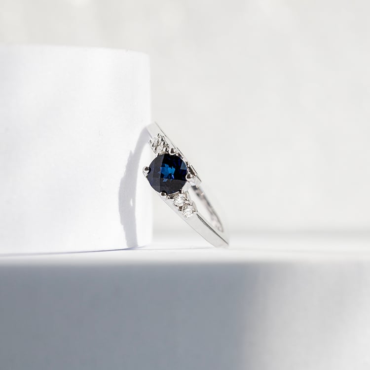 Zlatý prsteň s lab-grown zafírom a diamantmi Nagi 144196