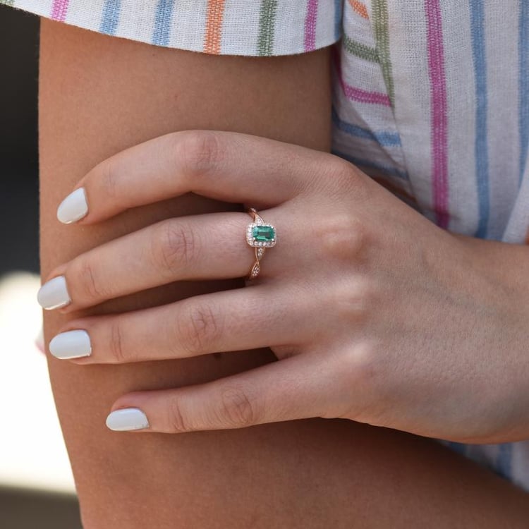 Smaragdový zlatý prsteň s diamantmi 45902