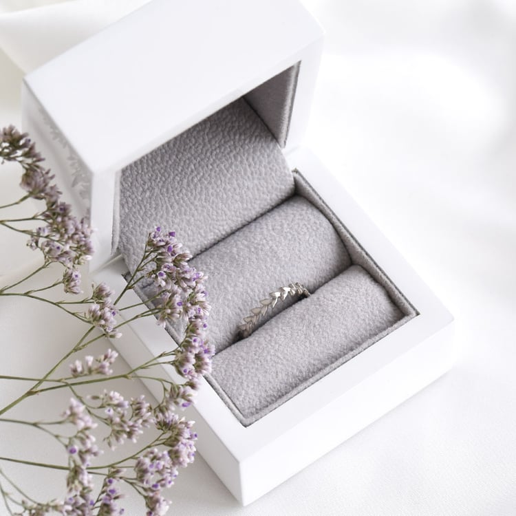 Romantický prsteň v tvare lístečkov z bieleho zlata 79790