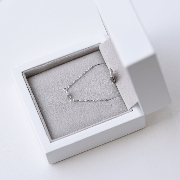 Náramok s bielou diamantovou kockou 62266