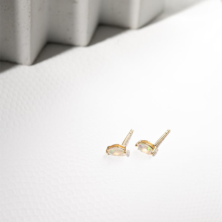 Minimalistické strieborné náušnice s opálmi Sistine 131395