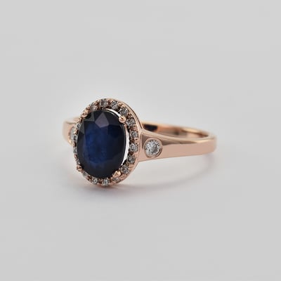 Masívnejší prsteň s centrálnym modrým zafírom