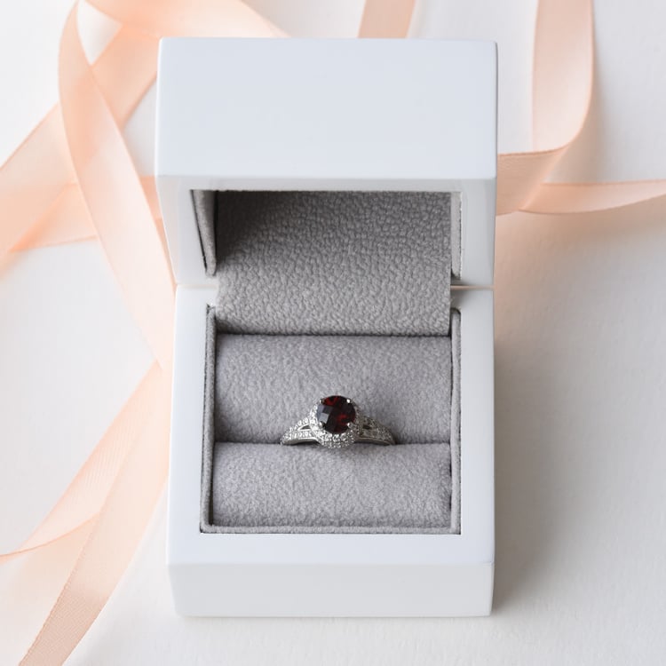 Striborný granátový prsteň so zirkónmi 78414