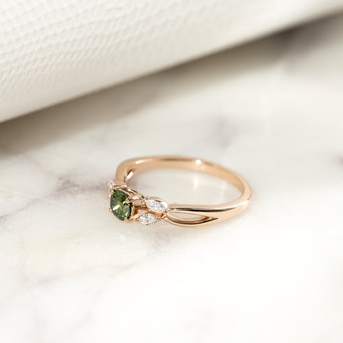 Zásnubný prsteň so zeleným diamantom a marquise lab-grown diamantmi Fera