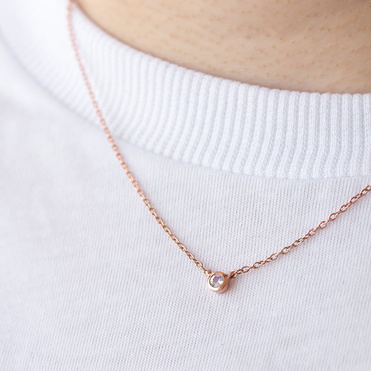 Minimalistický náhrdelník s mesačným kameňom Vieny 125156