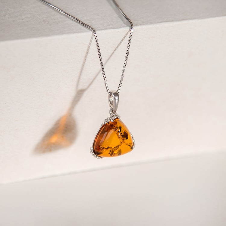 Strieborný jantárový prívesok s detailom kvetov Aisha 107884