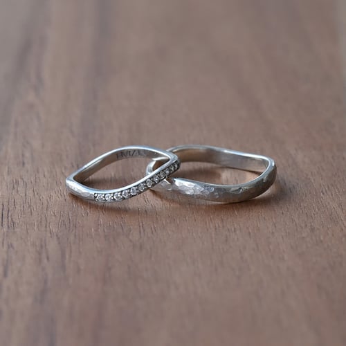 Zlaté tepané svadobné obrúčky s diamantmi Sanders
