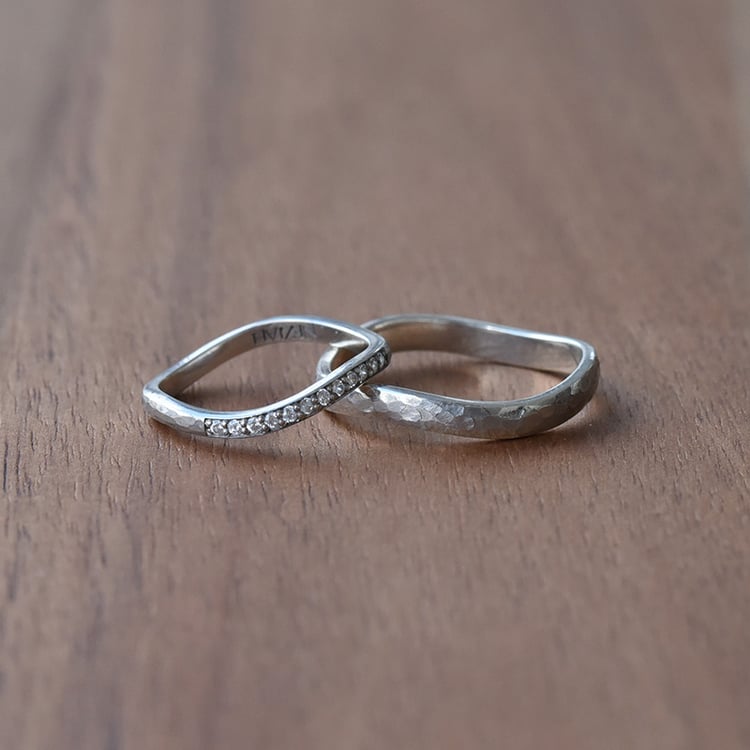 Zlaté tepané snubné prstene s diamantmi 71631