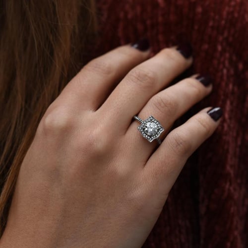 Extravagantný zásnubný diamantový prsteň v halo štýle Omega