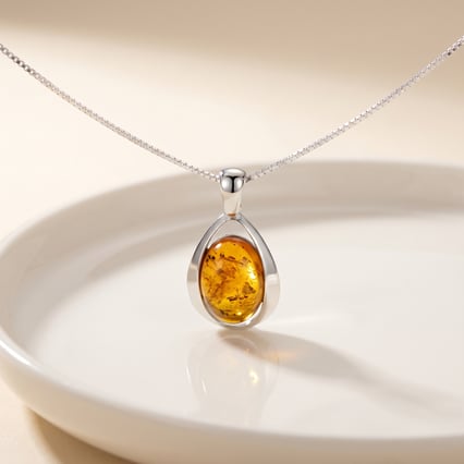 Strieborný prívesok s jantarom Nela