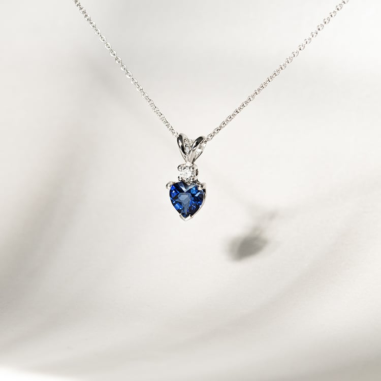 Zlatý prívesok so zafírovým srdcom a diamantom Demelda 135229