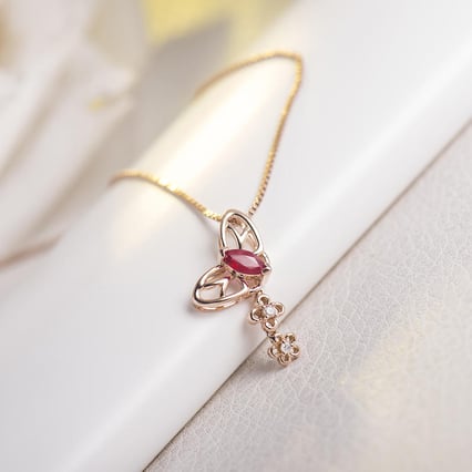 Zlatý prívesok v tvare motýľa s rubínom a diamantmi Mariposa