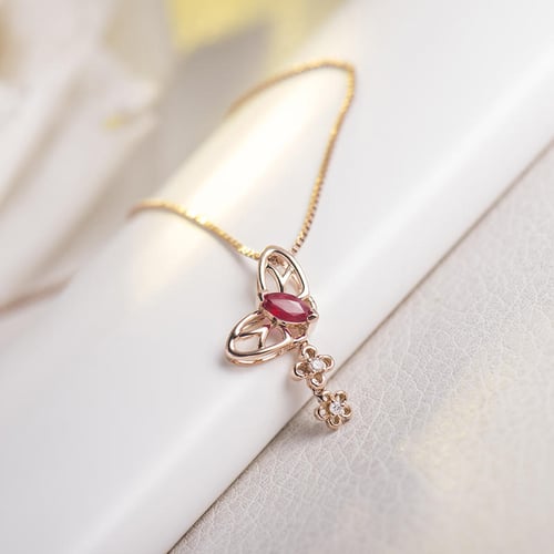 Zlatý prívesok v tvare motýľa s rubínom a diamantmi Mariposa