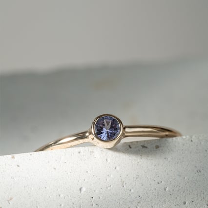 Zlatý minimalistický prsteň s tanzanitom Kathleen
