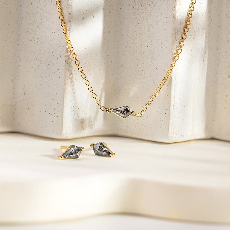 Náhrdelník s kite salt and pepper diamantom Momu 156063