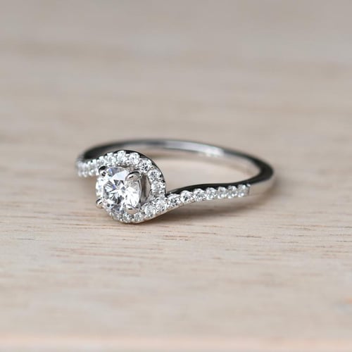 Elegantný zásnubný prsteň plný lab-grown diamantov Emmalyn