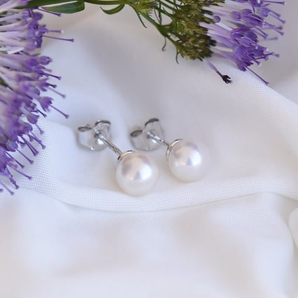 Náušnice s bielymi perlami Chandey