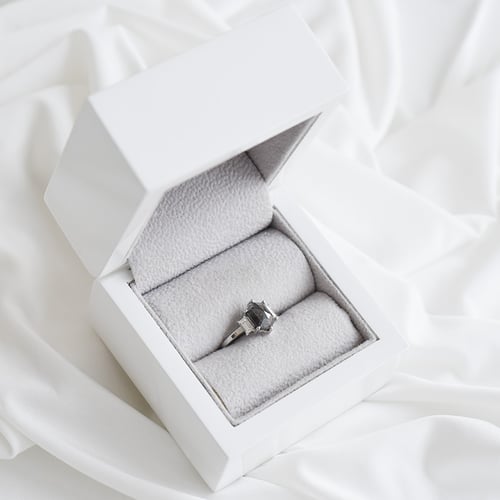 Prsteň so salt and pepper diamantom a zafírmi Irene