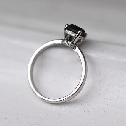 Prsteň s čiernym a bielymi diamantmi Ymos