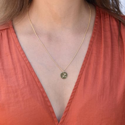 Zlatý prívesok so znamením a olivínom Strelec