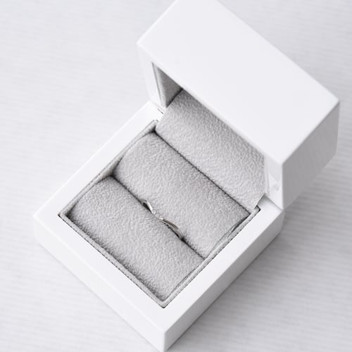 Minimalistický vykrojený prsteň s tremi diamantmi Moore