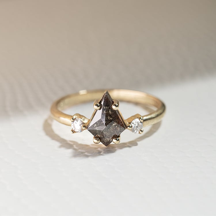 Prsteň s kite salt and pepper diamantom Inkeri 129572