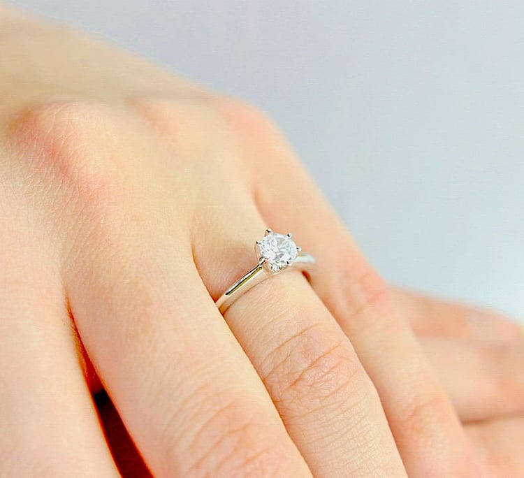 zlatý zásnubný prsteň s diamantom orrisa na ruke 55556