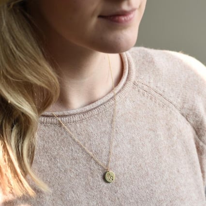 Zlatý prívesok so znamením a granátom Kozorožec