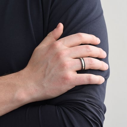 Plochý snubný prsteň z karbónu a striebra Moserah