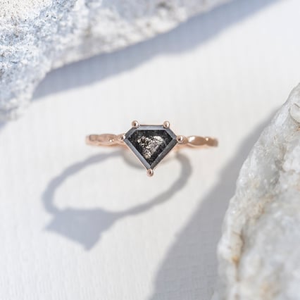 Zlatý prsteň so salt and pepper diamantom Kuba