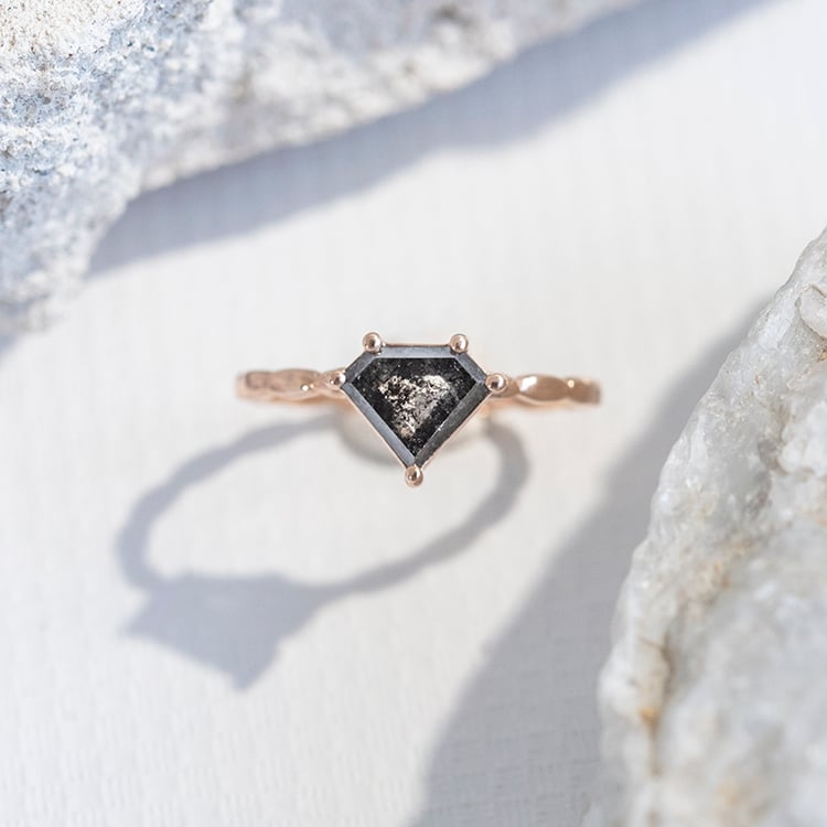 Zlatý prsteň so salt and pepper diamantom Kuba 109874