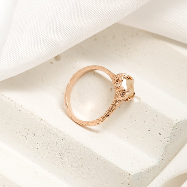 Zlatý prsteň so salt and pepper diamantom a ručne rytými kvetinami Floral 124605