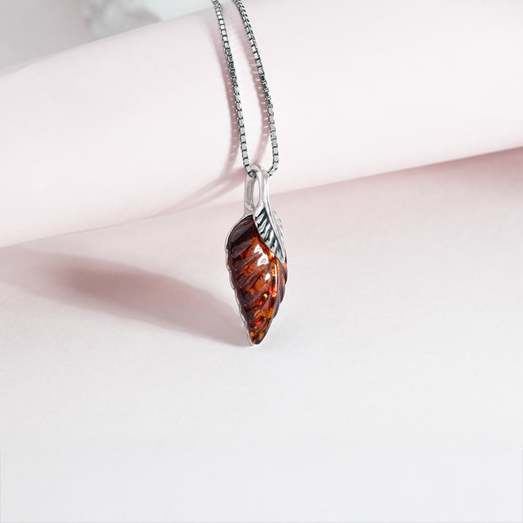 Strieborný jantárový prívesok v tvare lístka Daun 150808