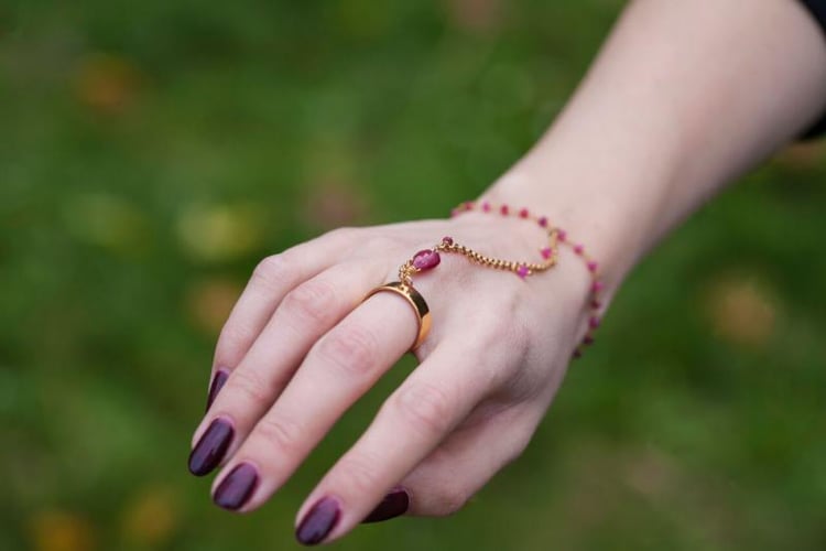 Štýlový náramok s rubínmi 7359