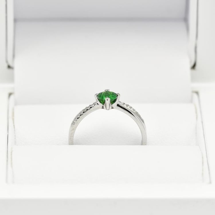 Tsavorit granát v prsteni 16172