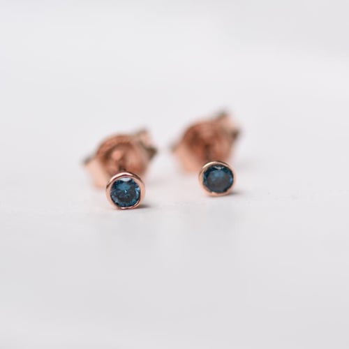 Strieborné minimalistické bezel náušnice s modrými diamantmi Viosa
