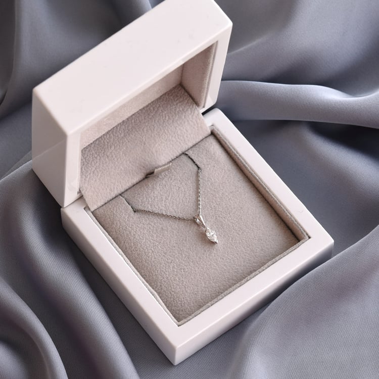 Zlatý náhrdelník s certifikovaným marquise diamantom 78310