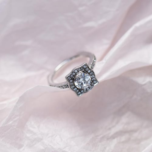 Extravagantný zásnubný diamantový prsteň v halo štýle Omega