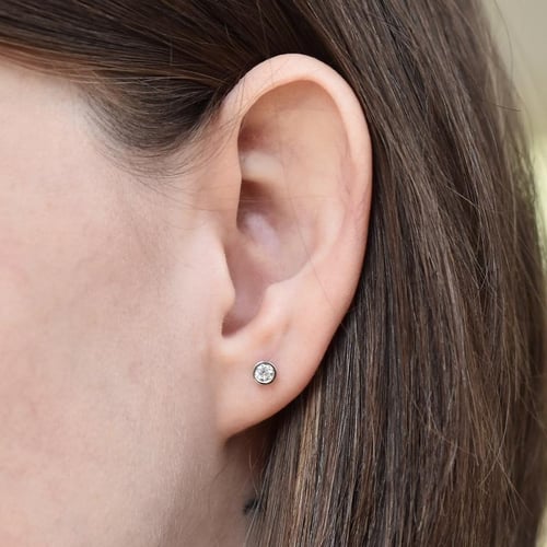 Náušnice s bezel osadenými 0.20 ct diamantmi Kamali