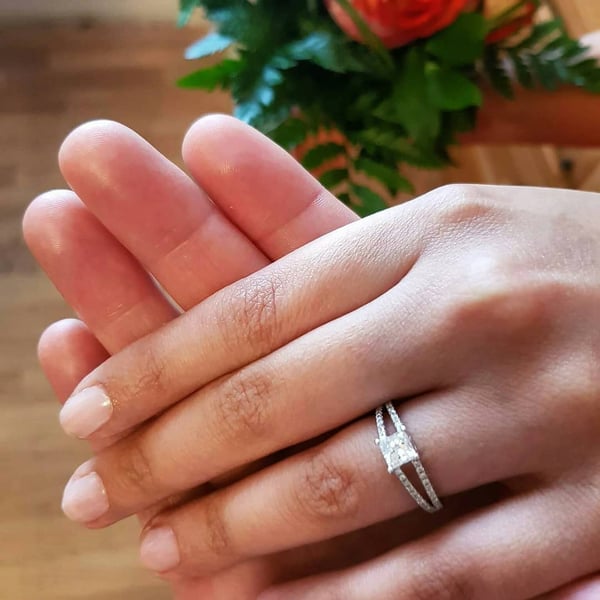 Zásnubný prsteň s netradičným princess diamantom