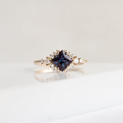 Zásnubný prsteň s princess alexandritom a moissanitmi Nairne