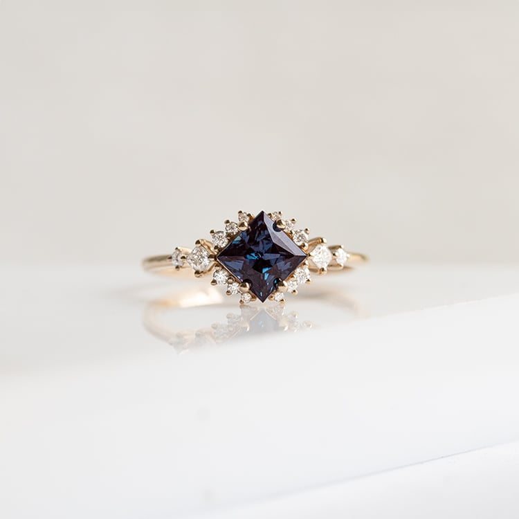 Zásnubný prsteň s princess alexandritom a moissanitmi Nairne 145530