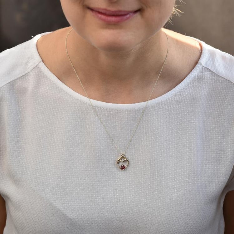 Zlatý prívesok matka a dieťa s granátom 32548