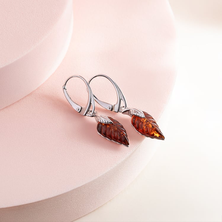 Strieborné jantárové náušnice v tvare lístkov Daryl 150522