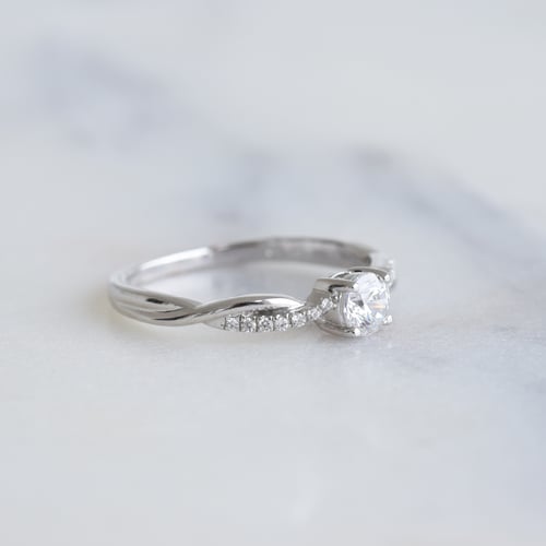 Zásnubný prepletaný prsteň s postrannými diamantmi Ljube