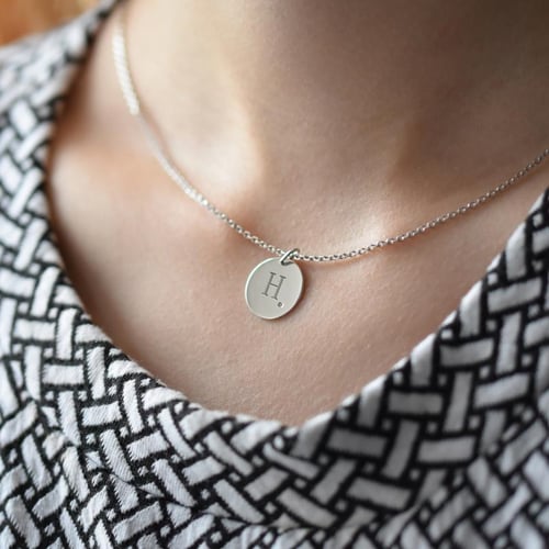 Platinový prívesok s diamantom a s gravírom písmena Rei