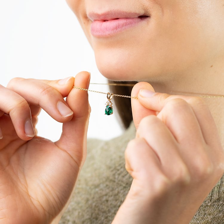 Smaragdová slza v zlatom prívesku s diamantmi Erikka 147451